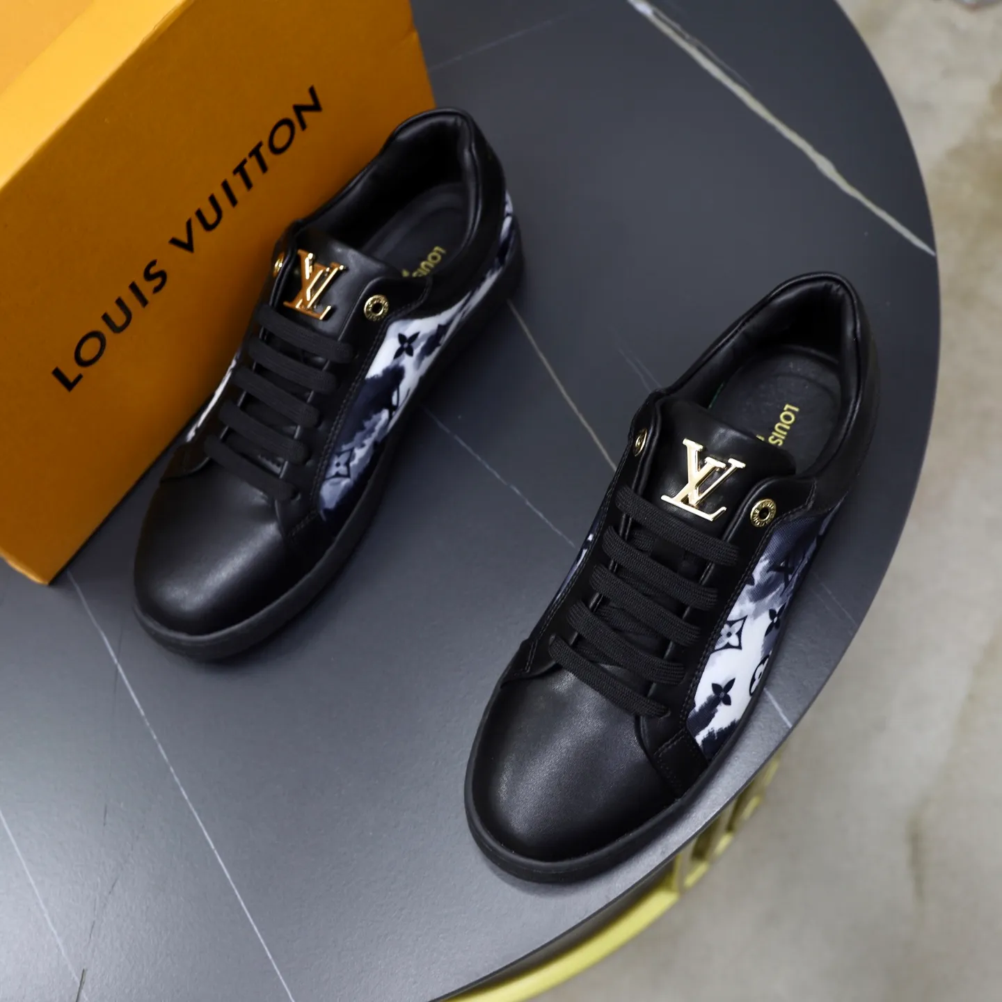 Ex-factory price: 400💰🙅‍♂️🙅‍♂️🙅‍♂️ Brand: LV Louis Vuitton Standard code: 38-44 (45 customized) Grade: Same as the official website Material: Original material splicing Comfortable and breathable lining Lightweight and wear-resistant sports outsole Style category: Men's fashionable casual shoes Running sneakers Distinguished luxury brand elements Top luxury Color: actual picture color